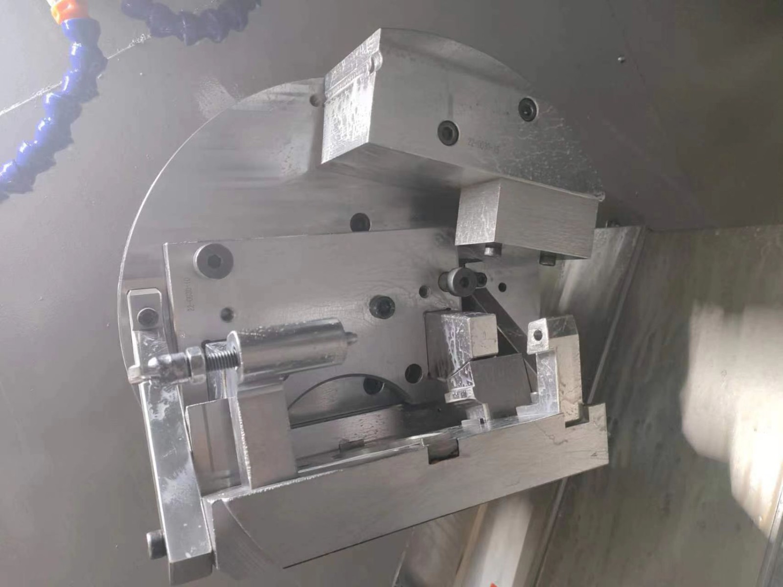 Automatic clamping tooling for machining centers